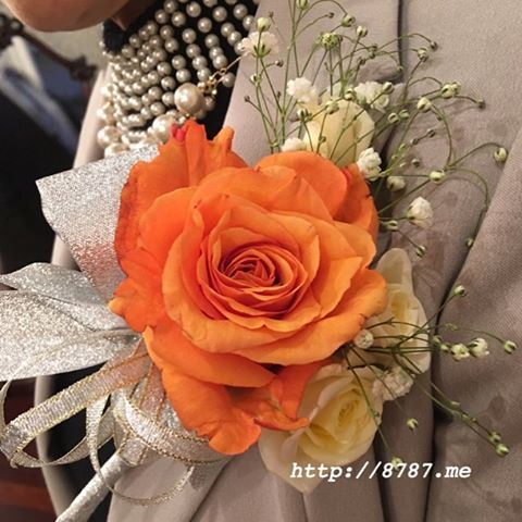 今日の #コサージュ 各務原商工会議所女性会 新春チャリティディナーショーに出席のお客様にお作りしましたオレンジとクリームの薔薇、かすみ草